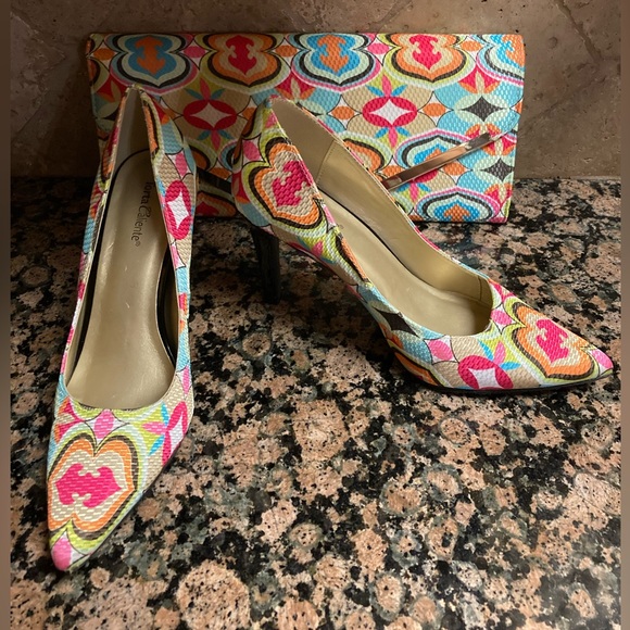 Torts Caliente matching 4 inch heels with matching envelope clutch - Picture 2 of 12